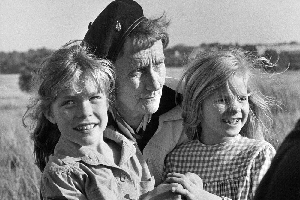 Från inspelningarna av Madicken. Jonna Liljendahl (Madicken) med Astrid Lindgren och Liv Alsterlund (Lisabet).