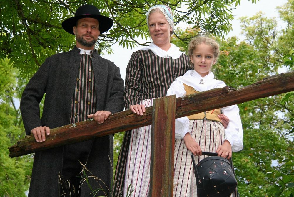 Familj i Vista härads dräkt, Jönköpings län.
