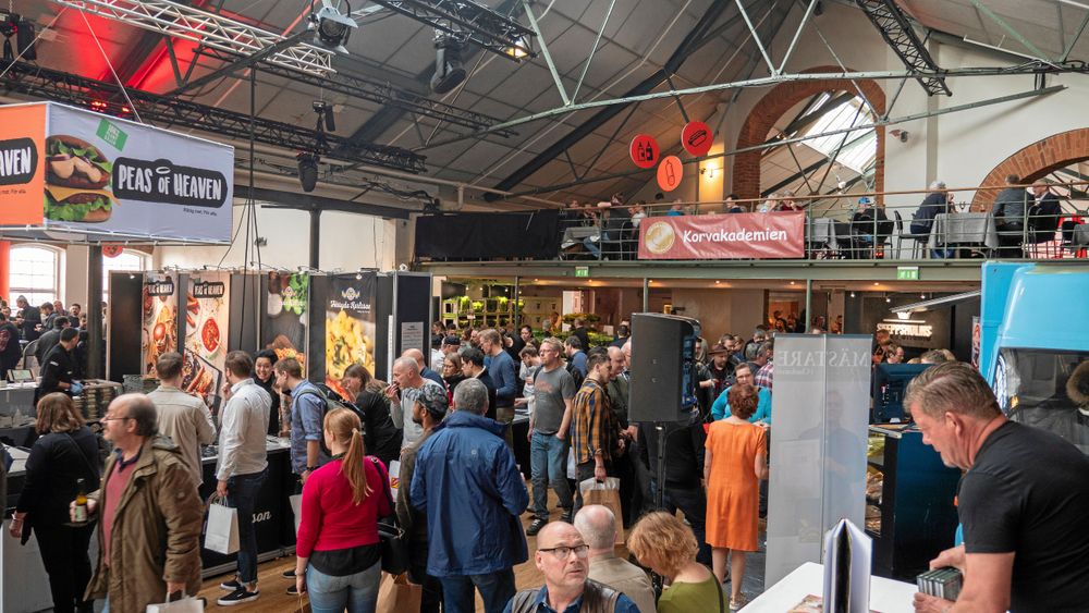 Fullt med folk på festivalen.