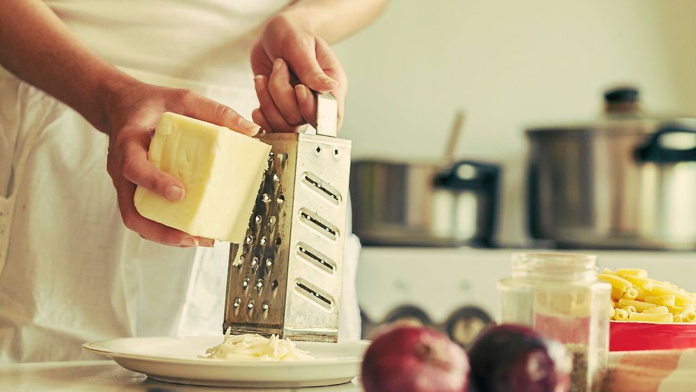 En hårdost, gärna lagrad, sätter smak på allt från pasta till omelett och går också att frysa in riven.