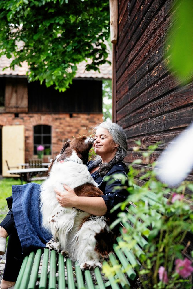 Egentligen ville Maria bli veterinär och älskar djur. Här gosar hon med sin hund Hilma, en engelsk springer spaniel.