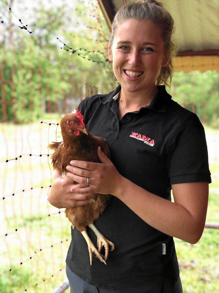 Alva Stahl bor i ett eget hus en kilometer från föräldragården, men tittar till sina höns dagligen.