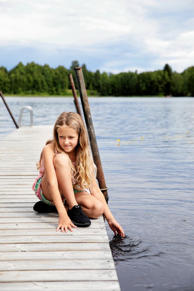 10-åriga Ellen badar vid samma brygga i Bysjön som mamma Lena gjorde när hon var barn.