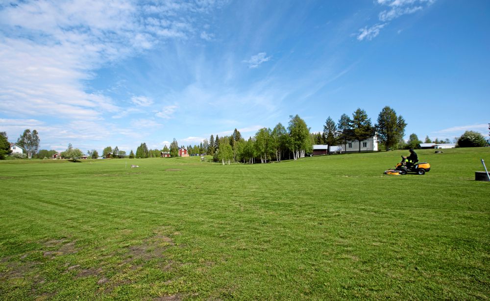 Den stora gräsmattan som Ingemar Andersson klipper tar sin tid.