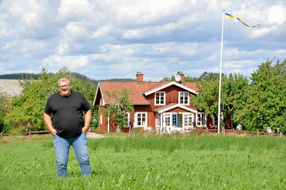 ÄTTLING. Utvandrarens ättling Hans-Göran Saldner framför gården Redeby i Östergötland, där hans förfader Peter Cassel växte upp.