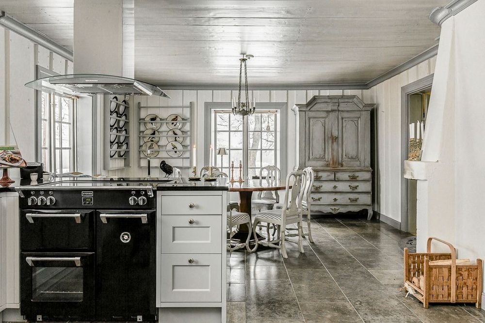 Det stora köket renoverades 2017 och i mitten står en stor spis med flera ugnar och induktionshäll.