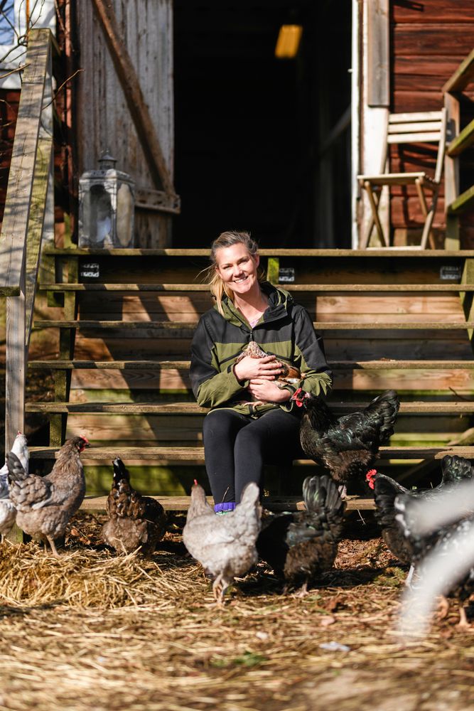 Sofia omgiven av sina älskade höns av olika lantraser.