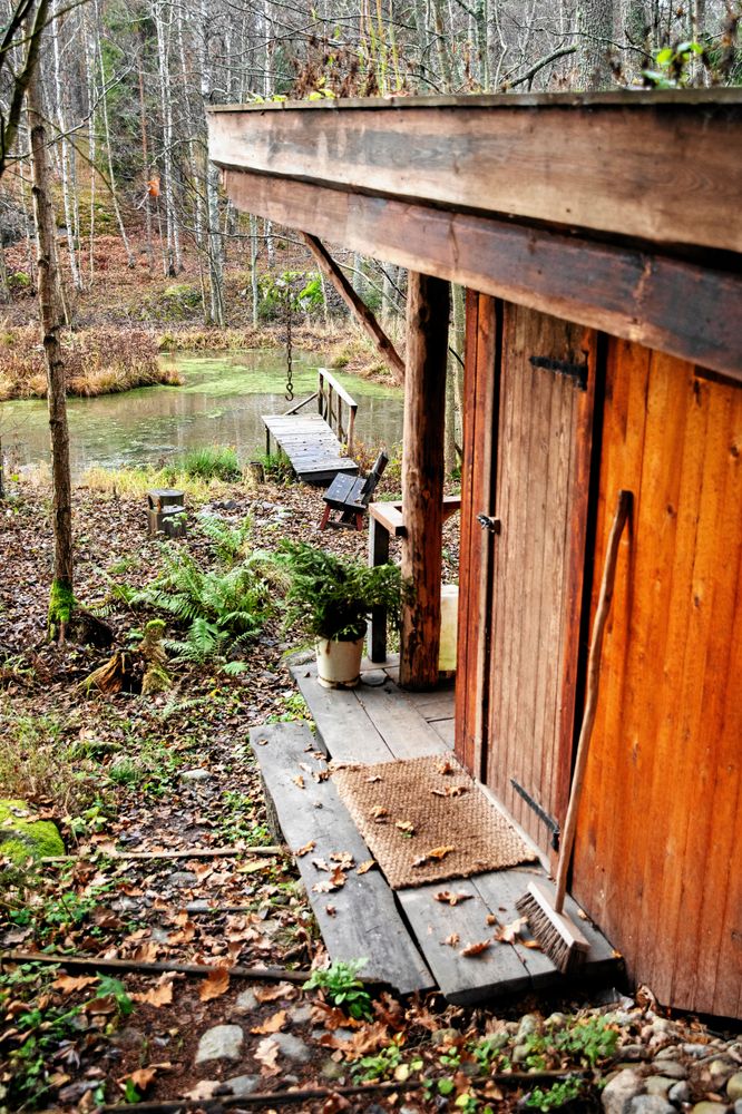 Nedanför tomten ligger den damm som den förre ägaren byggde.