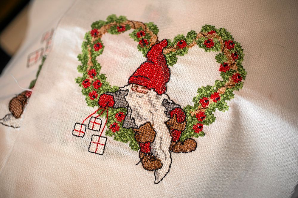 Kerstins gammaldags motiv pryder även dukar, som den här fint broderade julduken.