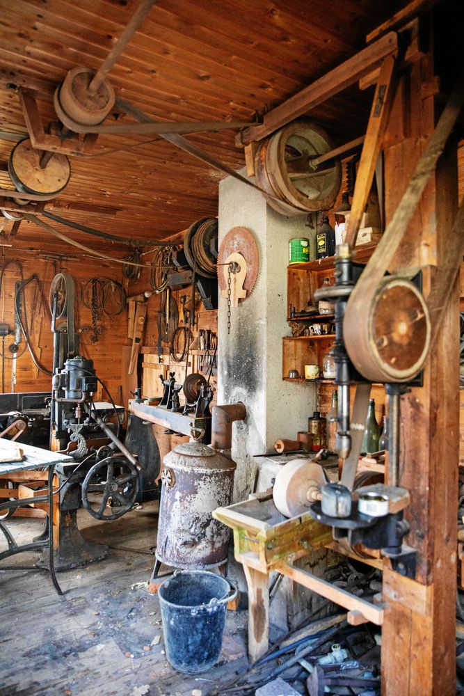 I verkstaden finns en snillrik drevanordning i remdrift som löper längs väggar och tak som, bandsåg, planhyvel, borr med mera.