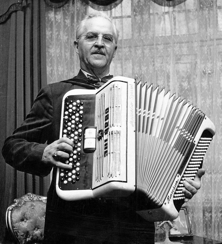 Calle Jularbo,1893-1966, en av Sveriges största dragspelskungar genom tiderna.