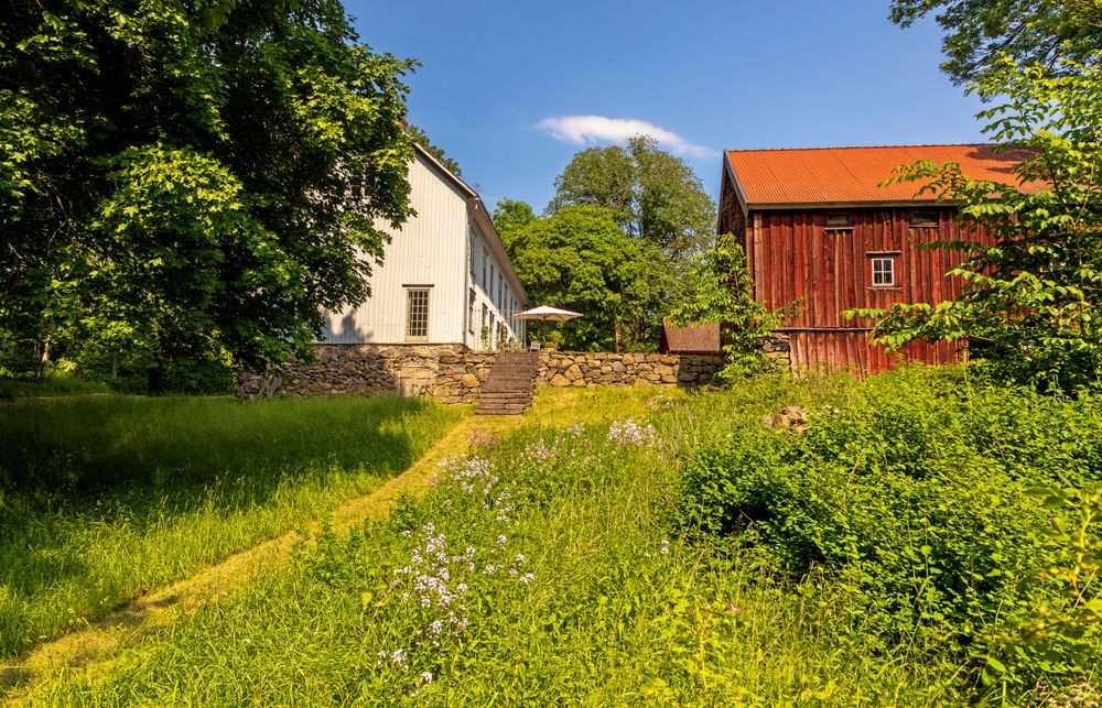 Innanför husets höga stensockel döljer sig intakta källarvalv från 1500-talet.