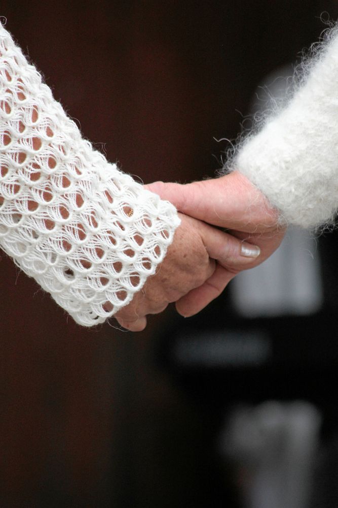 Landets lenaste. Stickad ull från klövsjöfår och kvastskaftsvirkat fån jämtlandsfår.