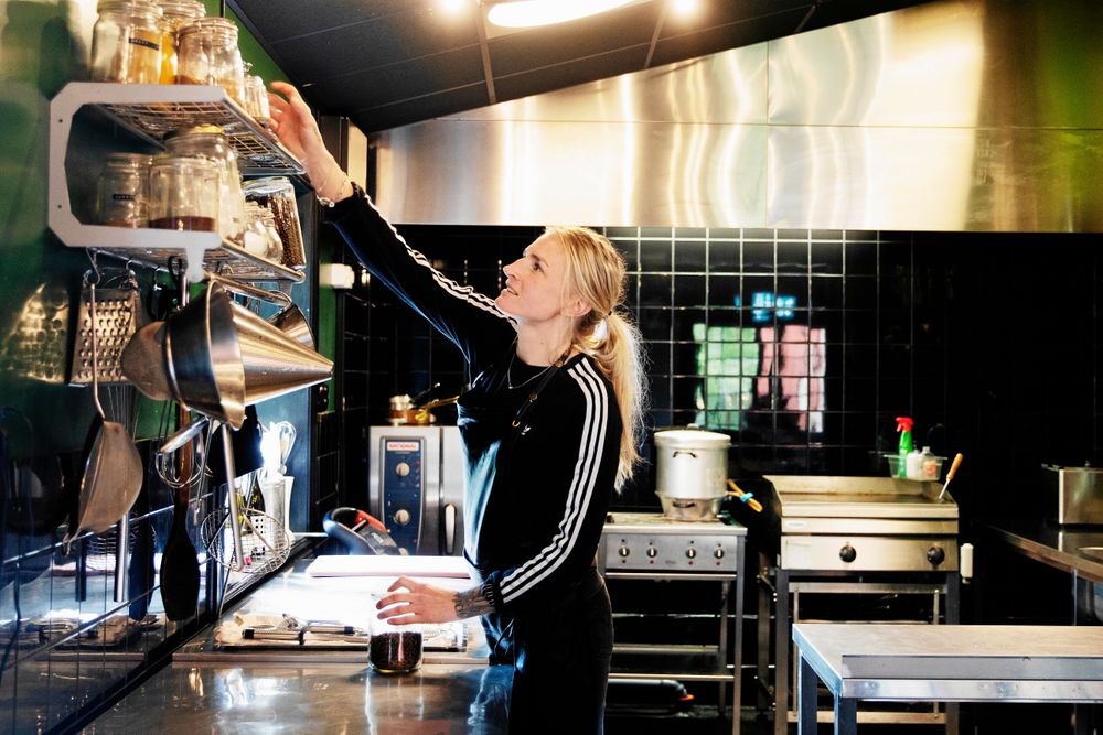 Sandra gillar att kunna jobba hemma på gården. Här i krogens nybyggda kök längst in i ladan.