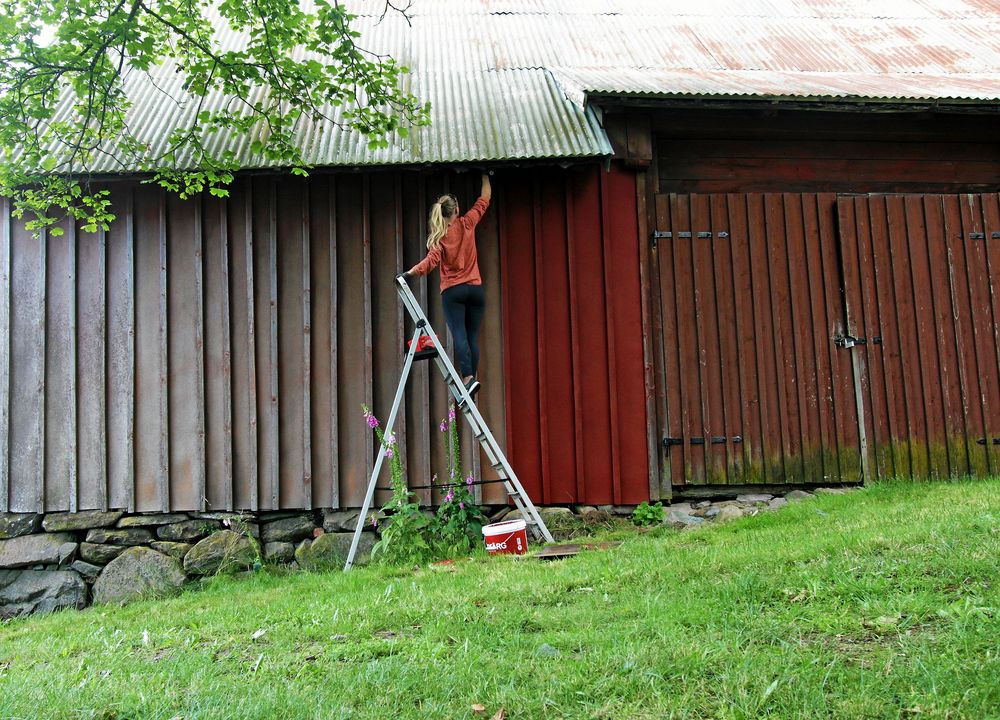 Ladorna får ny fin färg vilket får gården att se mer bebodd ut.