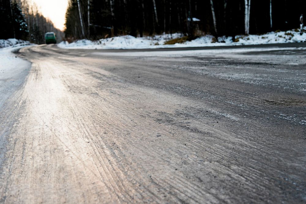 Svartis kanske. Den kan i sin tur ge ishalka av värsta sorten, blixthalkan.