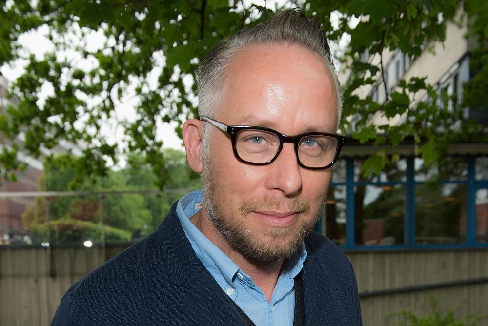 Författaren och landsbygdsdebattören Po Tidholm sätter åter fingret på klyftan mellan land och stad och land i serien ”Resten av Sverige”.