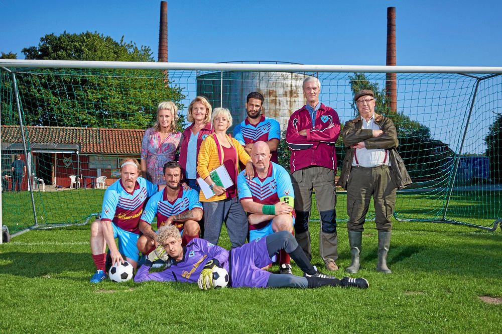 Carolina och de andra skådespelarna i nya serien , om ett fotbollslag på landsbygden.