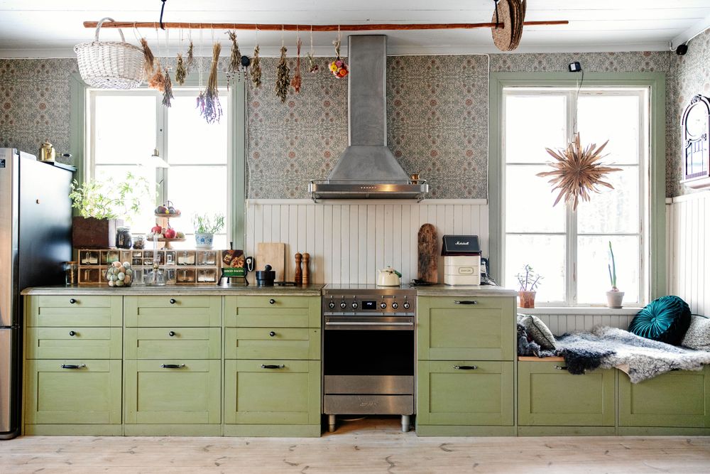 Det över 20 kvadratmeter stora köket har fått nya Ikea-skåp målade i milt grönt.