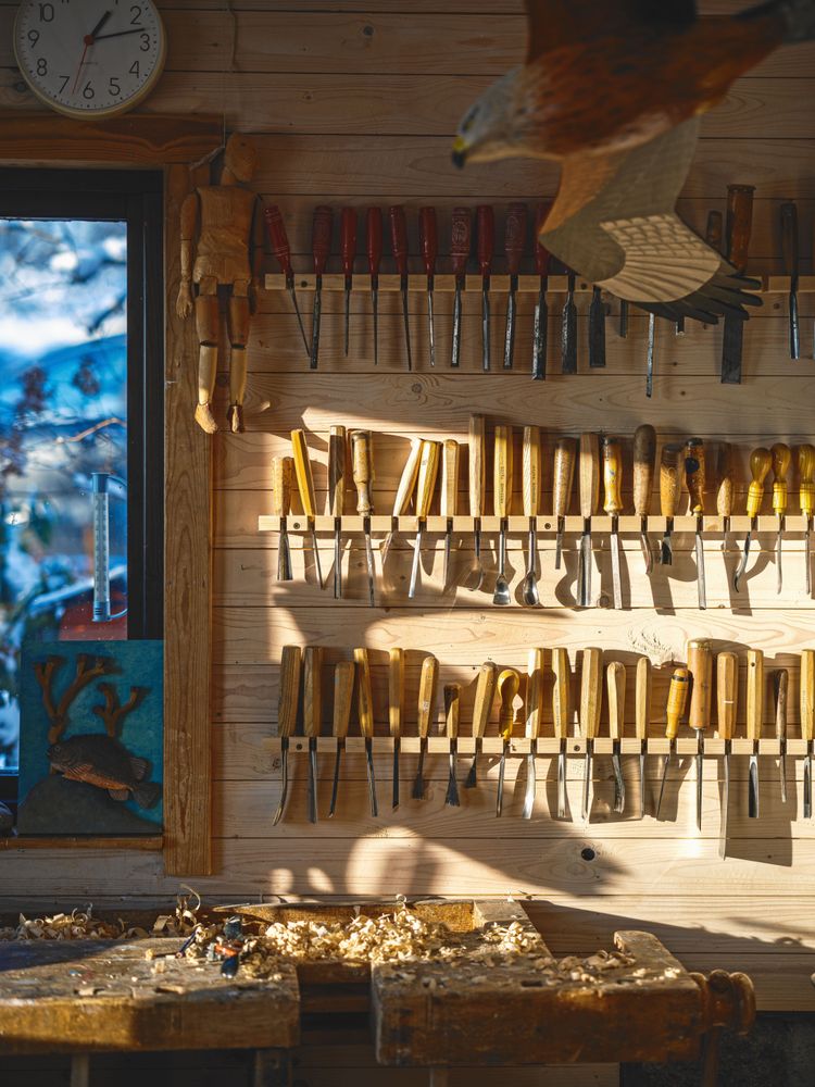 Snidarens verktyg i hänger i prydliga rader.