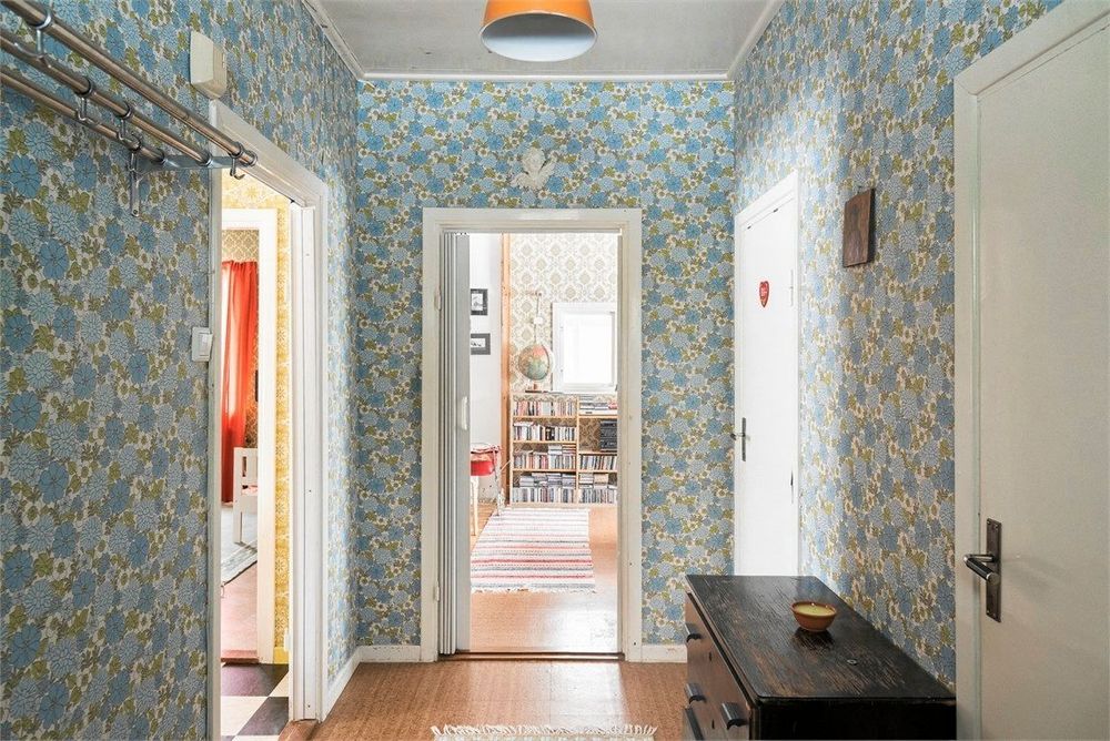 Hallen är välkomnande med en fint blommig tapet.