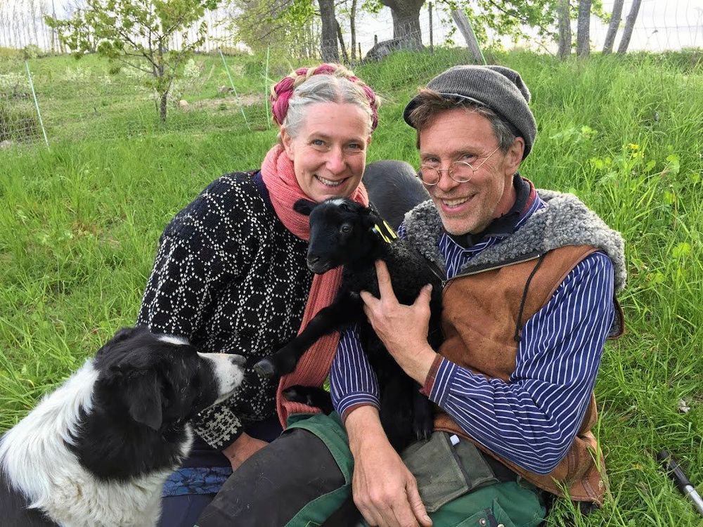 Tittaren får följa arbetet på gården under ett helt år. Och inget år är det andra helt likt.