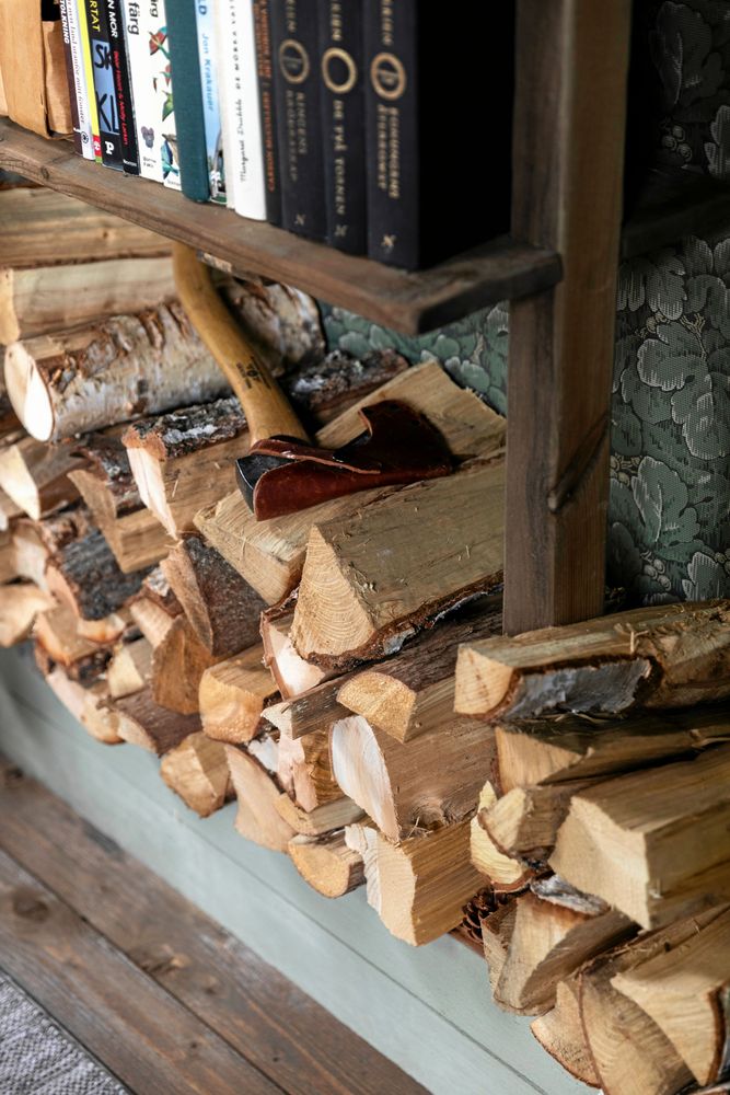 Det räcker med en brasa på tre vedträn för att värma stugan. På det viset räcker vedförrådet länge.