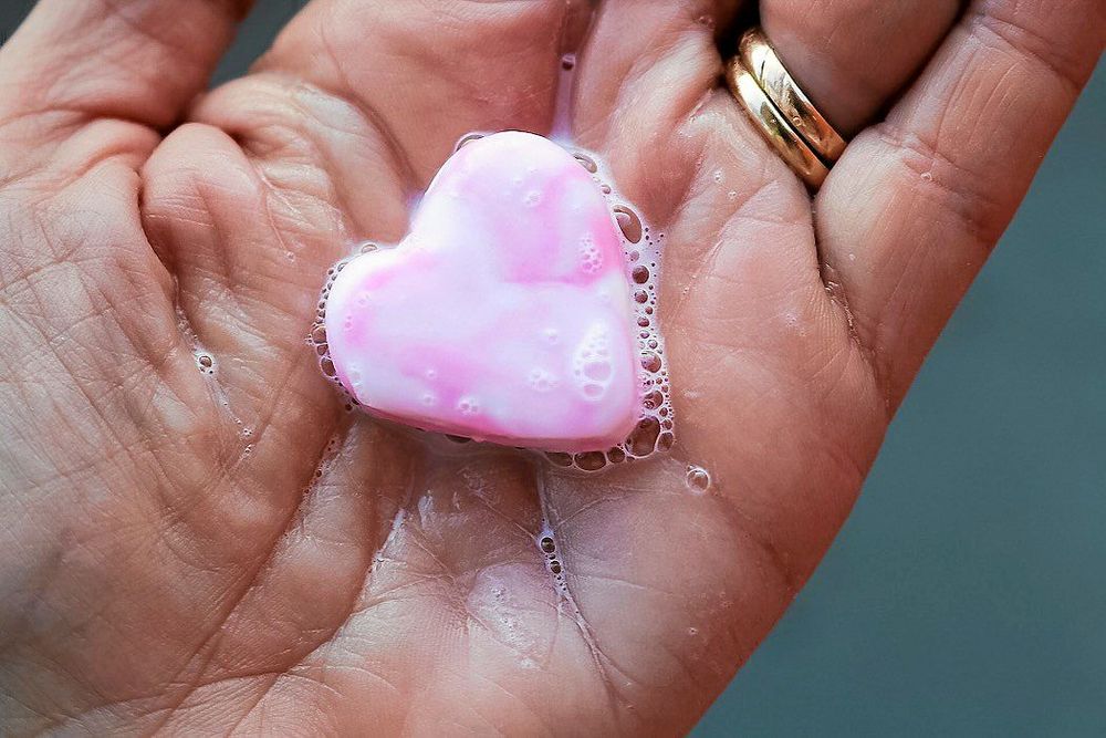 Tvålarna är roliga att leka med i vatten, de blir som en deg med mjukt skum.