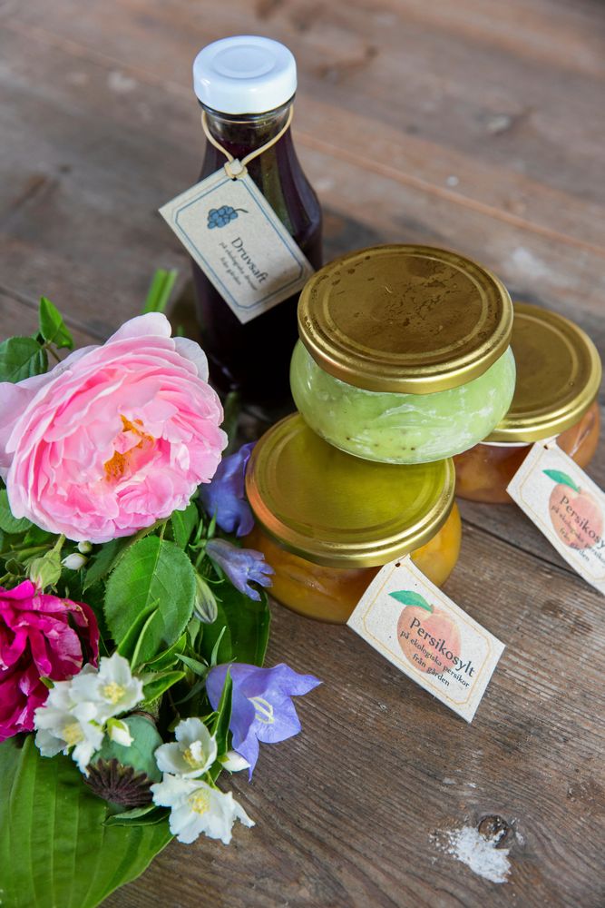 Vackra buketter från trädgården och egna inläggningar och sylter i fina burkar och flaskor.