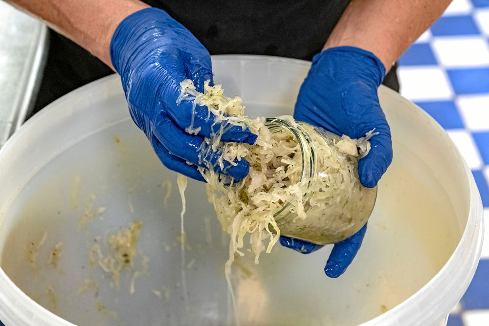 Burkning. När syrningsprocessen är klar är det dags att fylla försäljningsburkarna.