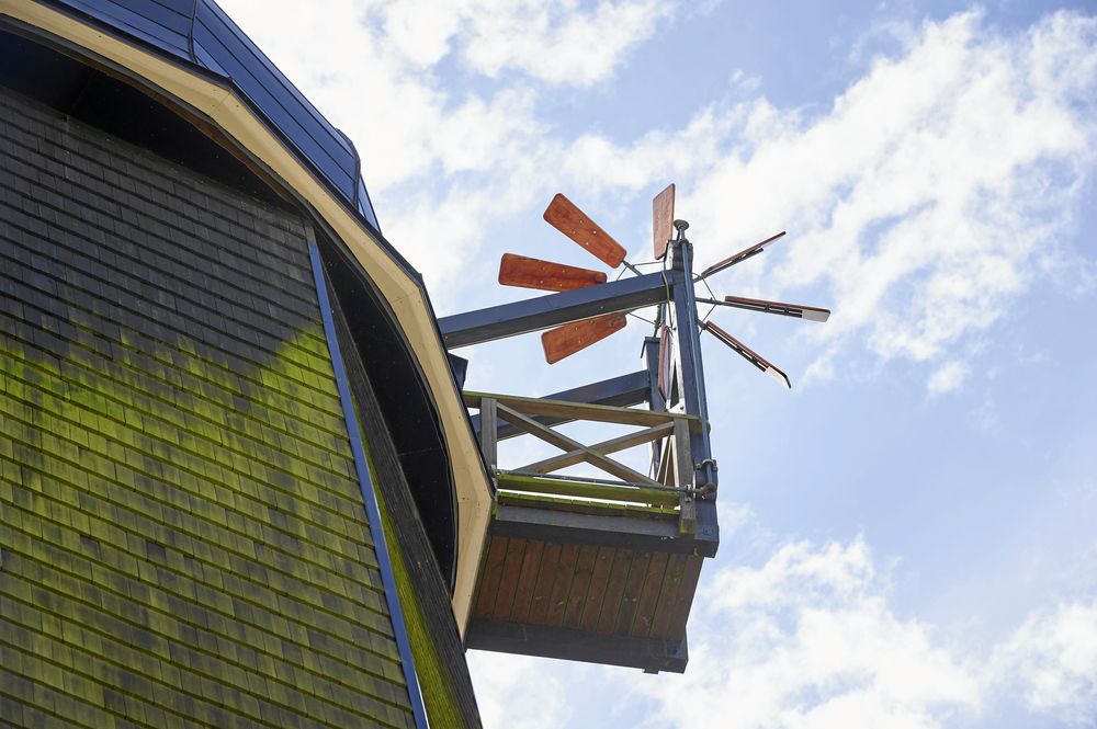 Den smarta roterbara hättan med sin vridbara "rosett" , vindrodret, där de fyra vingarna ska fästas.