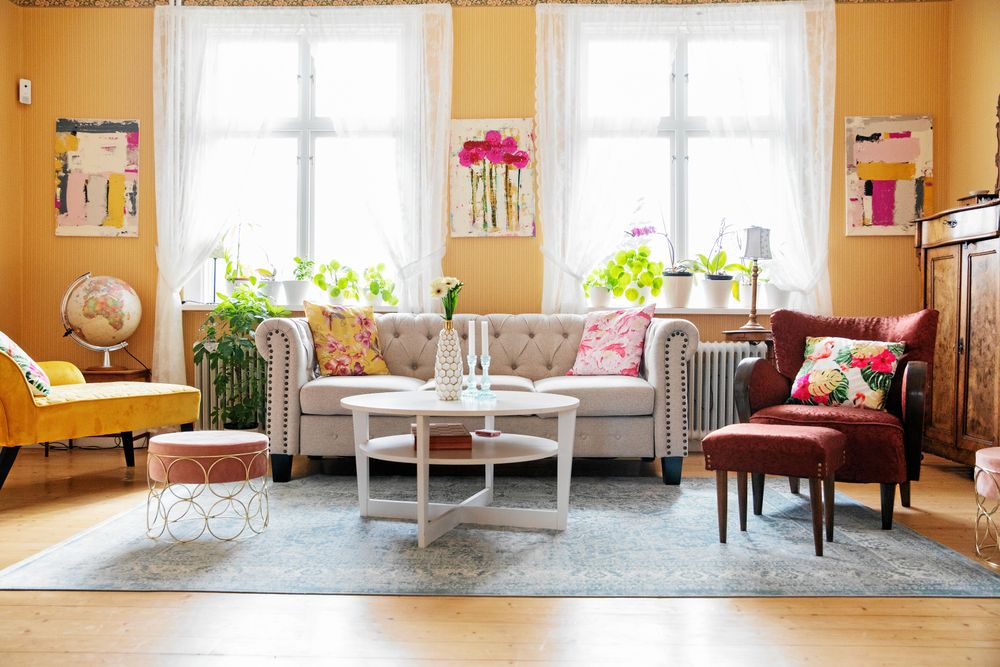 Stora salens tapeter är soligt gula och hela inredningen är varmt färgglad.