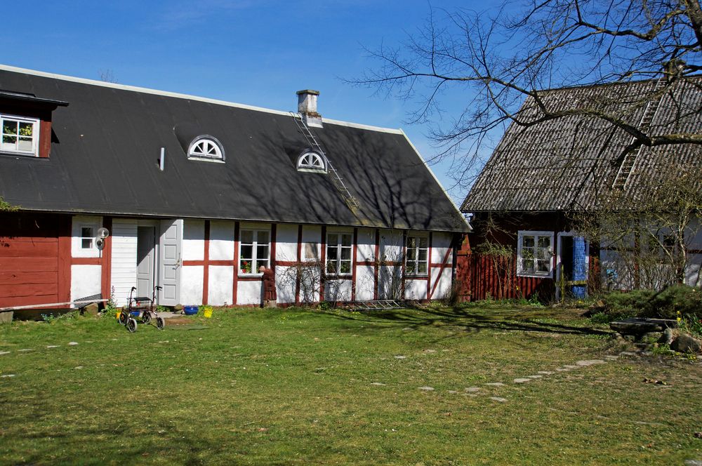 Boningshuset sett från gårdsplanen där en teatergrupp har uppträtt med krönikespel vid flera tillfällen.