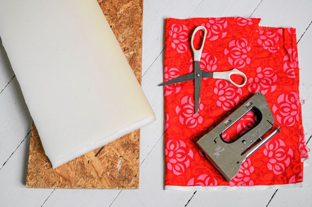 Skumplast och en bit tyg fästs på locket.