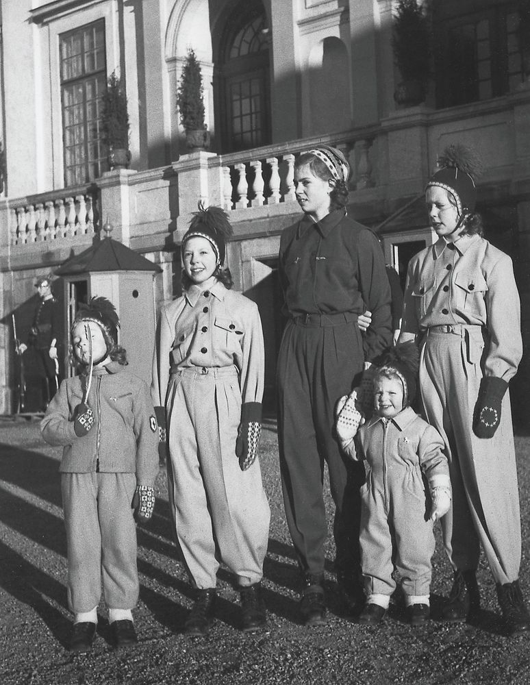 Ny julklappsvantarna är på när det är uppställning utanför slottet. Från vänster: Christina, Désirée, Margaretha, Carl Gustaf och Birgitta.