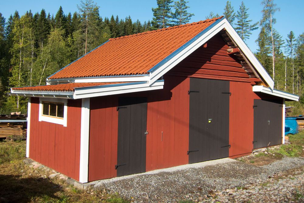 Sedan 2015 pågår reparation och restaurering av uthusen. Här förvarades förr i tiden kälkar och åkdon, slipade knivar och liar. Här rev man torv som strö till tre kor, en häst, en gris och några hönor fram till mitten av sjuttiotalet.