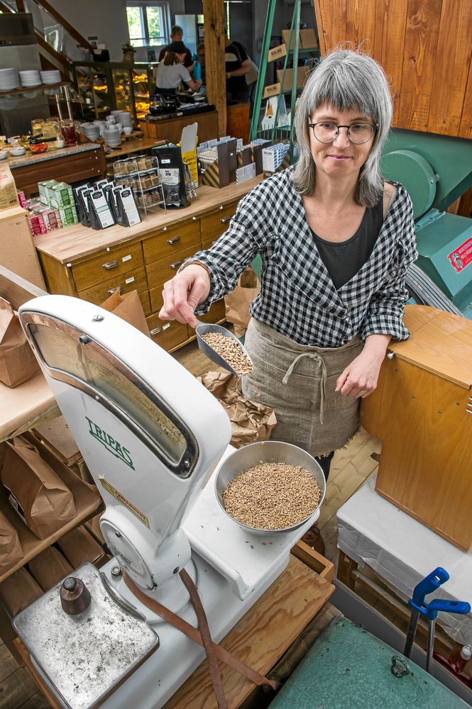 Asta väger upp helkornen på vägen innan hon ställer in rätt grovlek på kvarnen och sätter igång den.