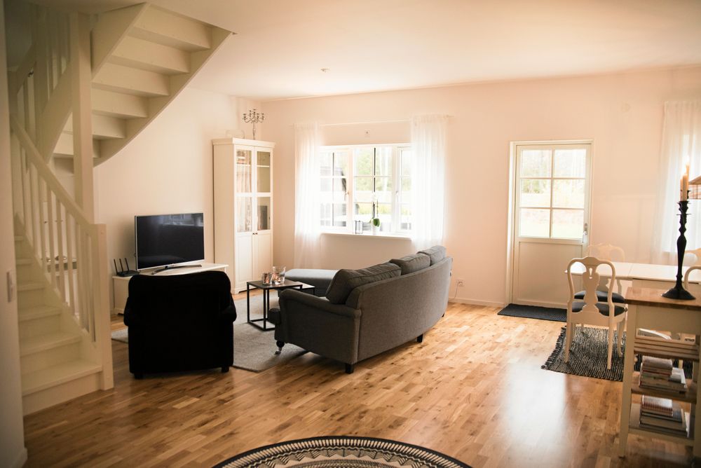 Roberts vardagsrum är inrett i modernt svart och vitt.