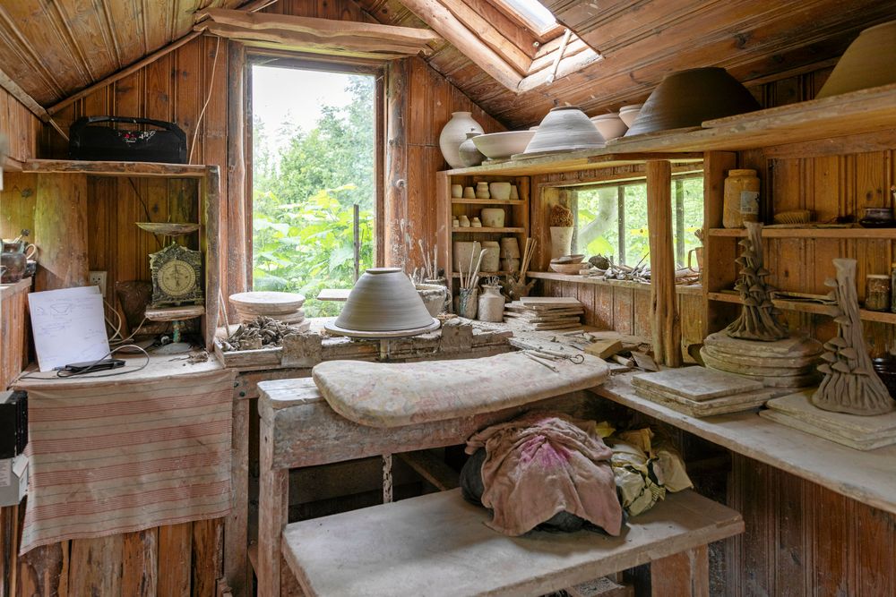 Trång men tillräcklig. När det blir fullt på hyllorna i keramikverkstaden tänder Thomas i sin vedeldade brännugn så länge det inte är för torrt ute.