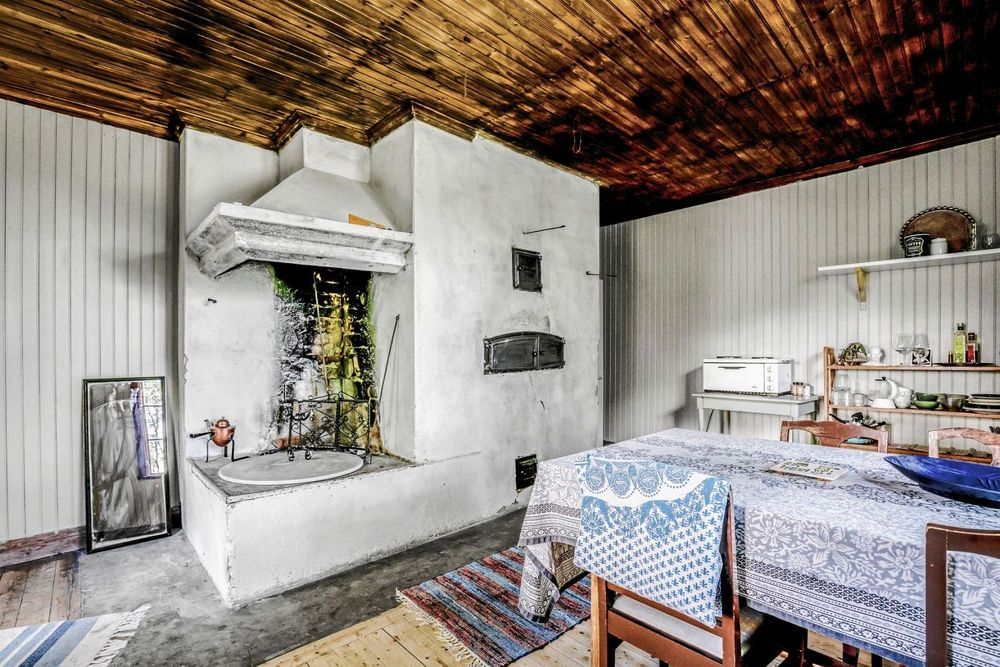 Det finns gott om plats att bre ut sig eller starta upp en verksamhet, till exempel vandrarhem.