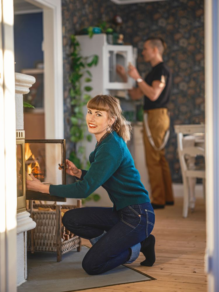 På vintern kan det dra kallt på golvet i det gamla huset och då är det skönt att elda i kamin och vedspis.