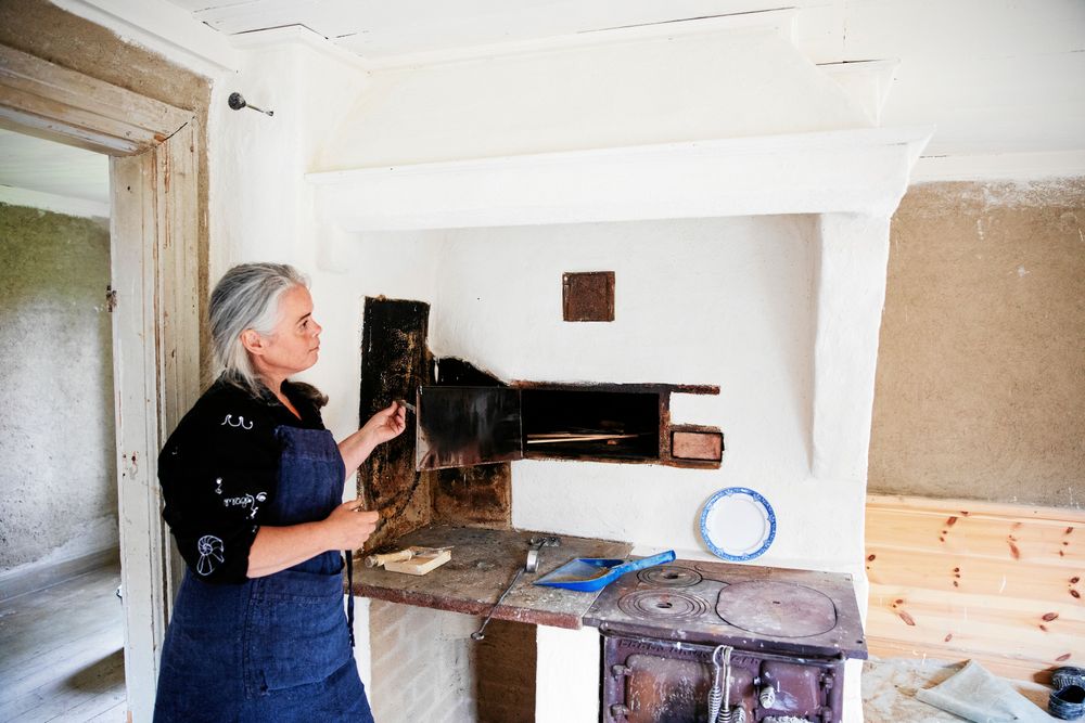 Nästa projekt - en gammal bagarstuga som hon och maken Ola har börjat renovera.