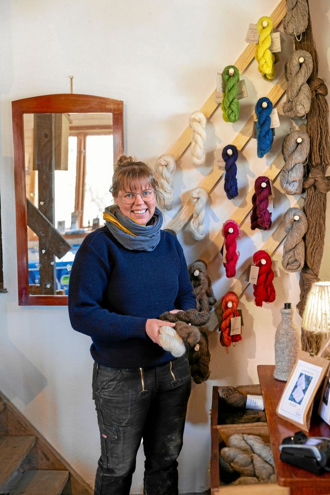 Garnet från de egna fåren färgar Camilla själv, bland annat med ljung, krapp, indigo, vejde och reseda.