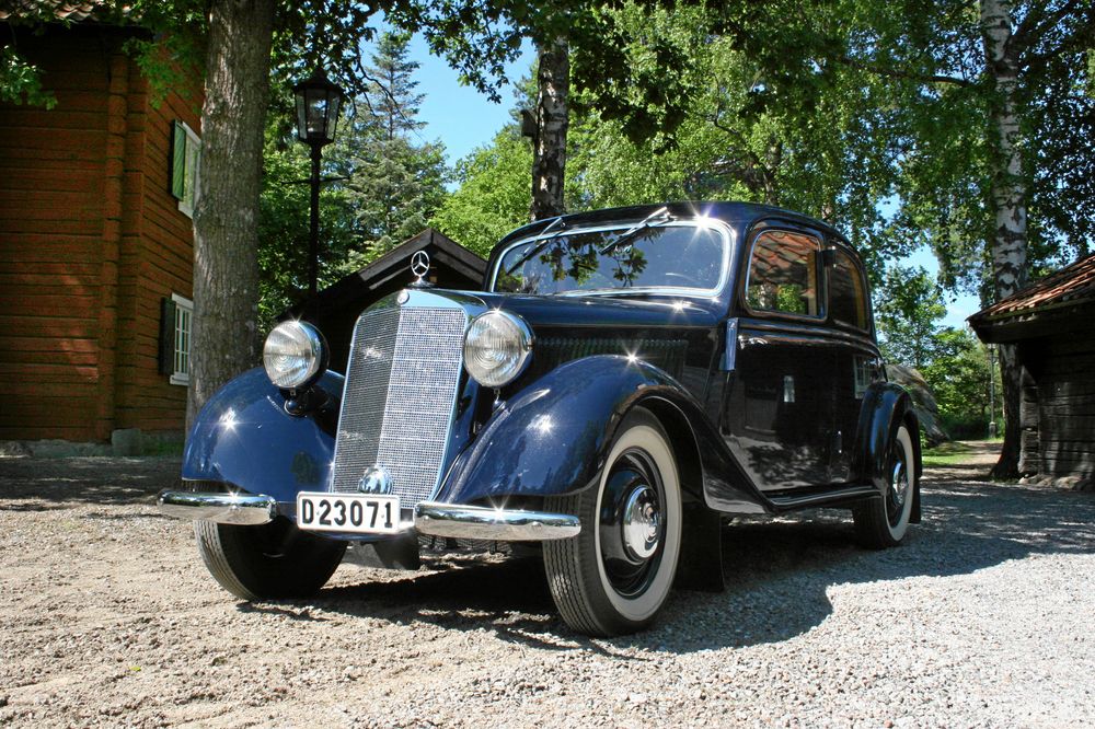 Vacker, kungligt blå färg gör bilen ännu mer exklusiv. Modellen, Mercedes -51, 170 diesel DA, finns bara i 10 exemplar i Sverige.