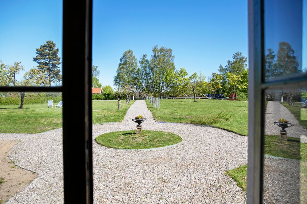 Framför huset är den gamla, fina grusgången med sin rundel i mitten återställd.