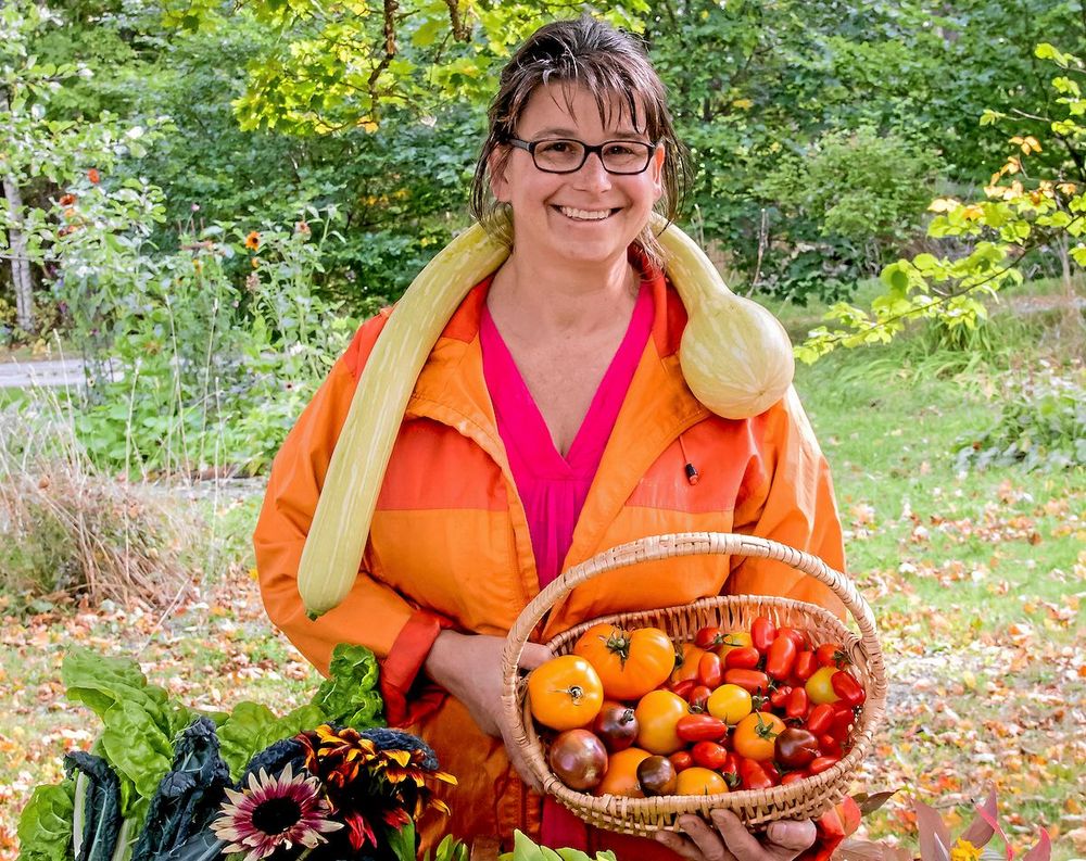 Adriana har mycket att skörda långt in på hösten. Runt halsen har hon en myskpumpa ’Tromboncino’.