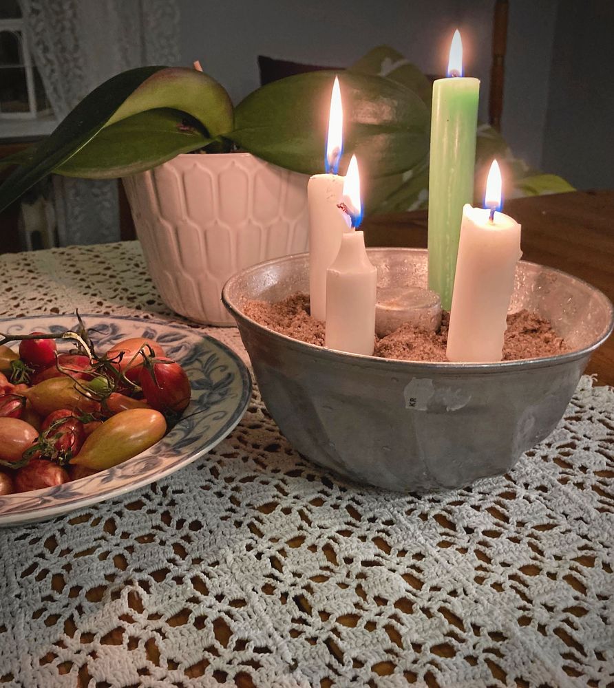 Stumpstake på enklaste sätt. Fuktig sand i vilken bytta som helst.