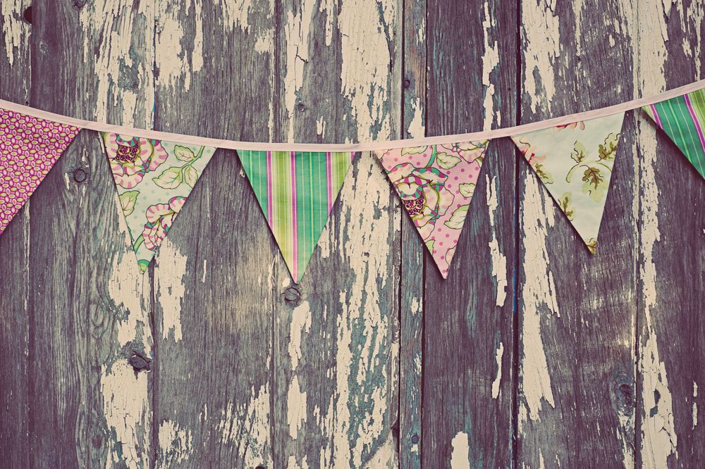 Vimplar i tyg passar väldigt bra för att ge ditt lantliga bröllop rätt känsla.