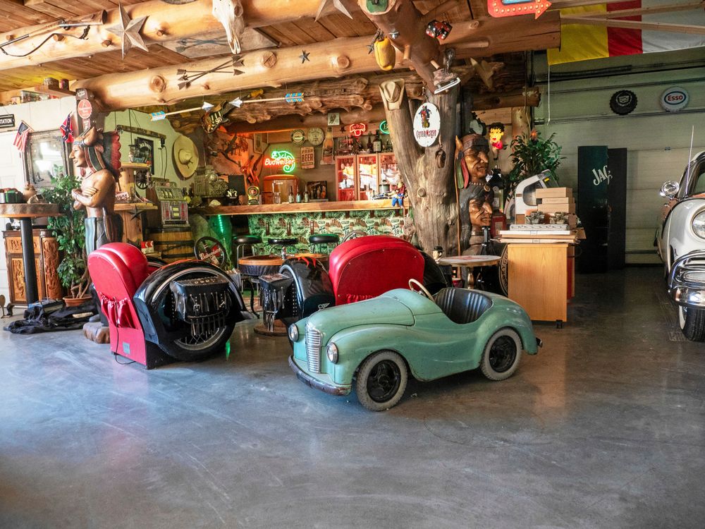 "Trampbilen är en sådan som vår egen kung körde runt i när han var liten. Byggd av Austin i England. Jag bytte till mig den mot några leksakshästar."