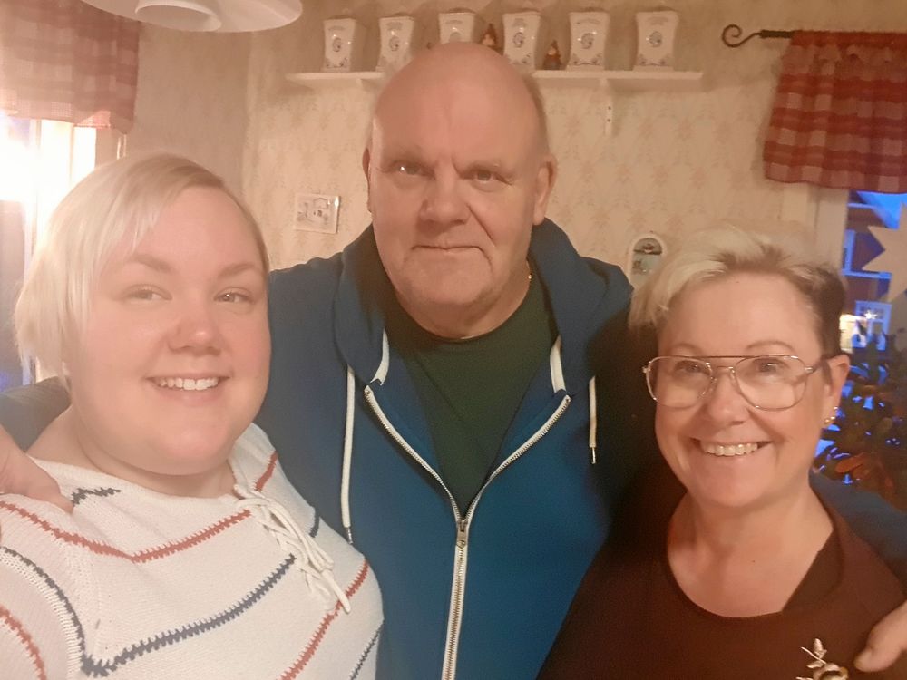 Klara Öman var den som först såg fågeln och föräldrarna Ulf och Gudrun har varit värdar för alla besökarna.